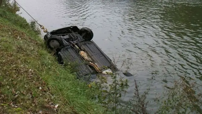 Un homme évite une compagnie de sangliers en voiture et tombe dans la Dordogne