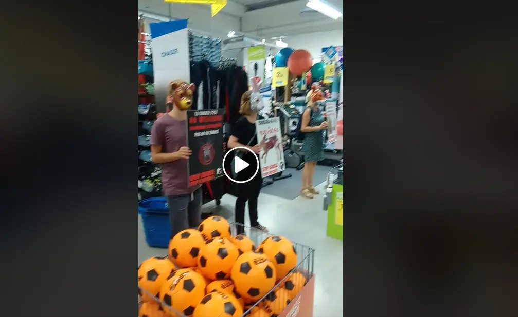 Une association anti-chasse fait irruption dans un magasin Décathlon pour y protester contre les rayons chasse
