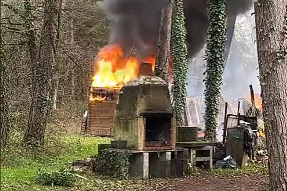 Une cabane de chasse incendiée, un chien meurt à l’intérieur (vidéo)