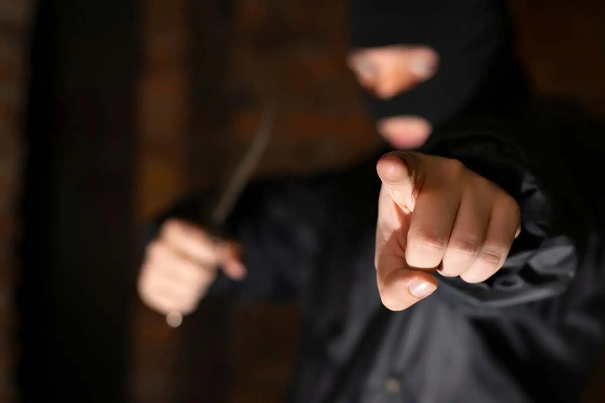 Neuf armes et 1300 munitions volées chez un tireur sportif agressé à son domicile