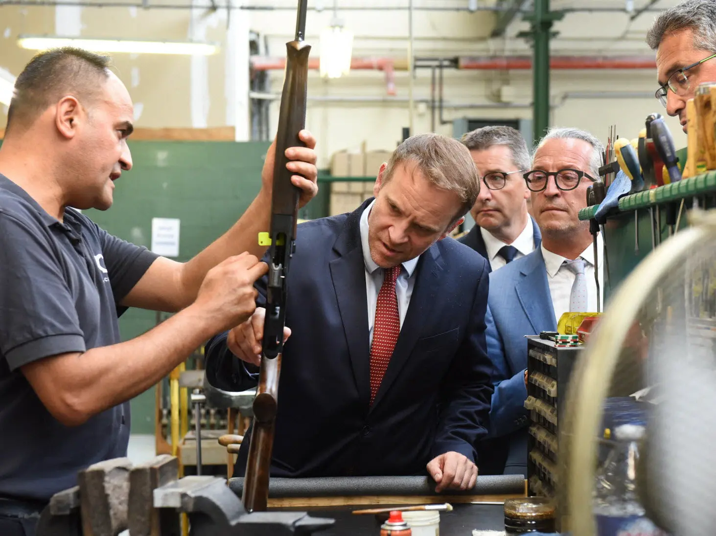 Le ministre de l’Industrie et de l’Énergie, Marc Ferracci, en visite chez Verney-Carron
