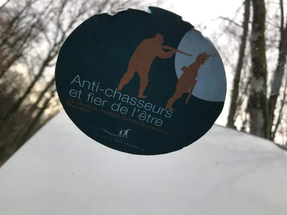 Des autocollants simulant la mort des chasseurs