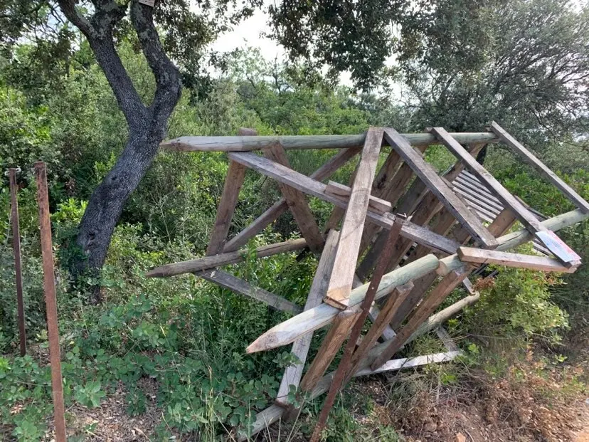 Dégradations de miradors : la justice Française moquée par les anti-chasse sur les réseaux sociaux