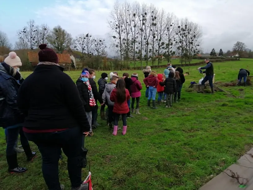 Pas-de-Calais : les élèves plantent des haies pour la biodiversité avec les chasseurs