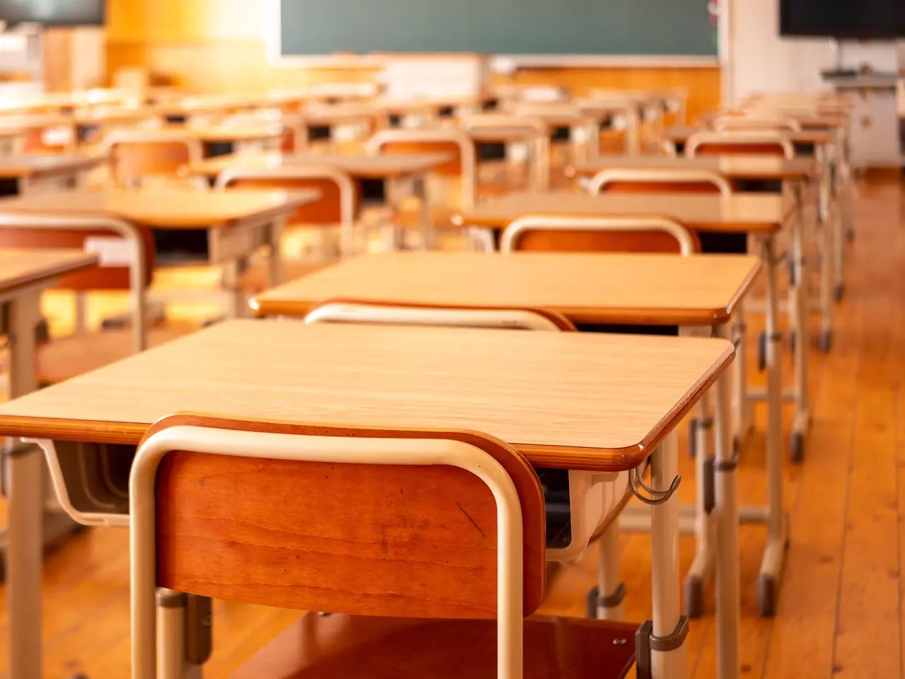 Une enseignante utilise des « kits » antichasse de l’ASPAS dans sa classe de CP