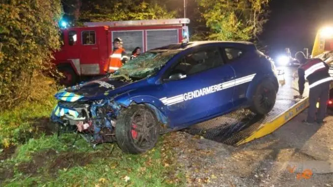 Une Megane RS de la gendarmerie percute un sanglier à pleine vitesse Une Megane RS de la gendarmerie percute un sanglier à pleine vitesse