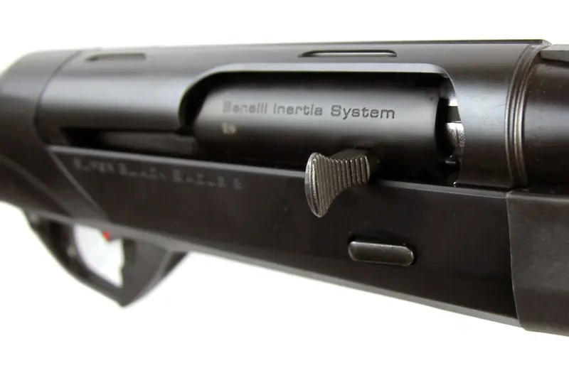 Gros plan sur la culasse et le système à inertie Benelli Gros plan sur la culasse et le système à inertie Benelli
