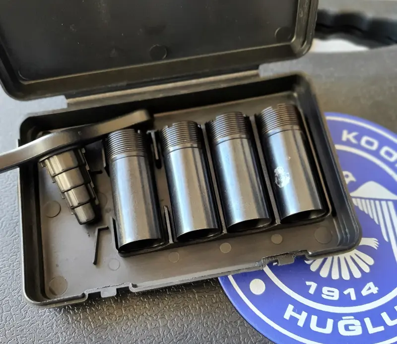 Le Huglu Eagle bécassier est vendu avec 5 chokes amovibles pour le canon du haut