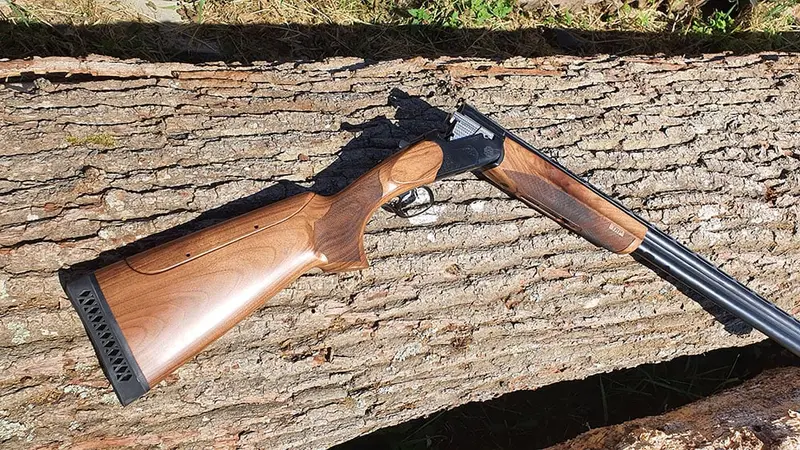 Un poids de 3.81 kg + un talon amortisseur de 2cm, le fusil HUGLU Trap est confortable