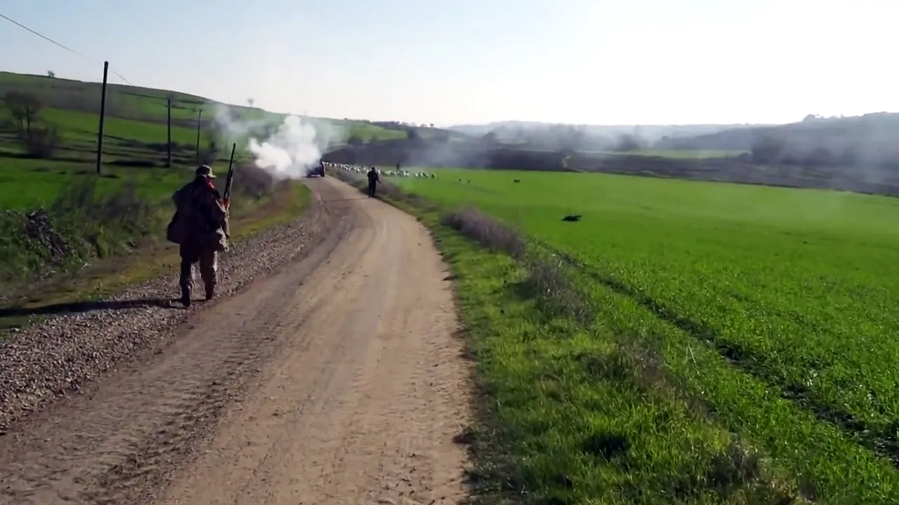 Vidéo : un sanglier charge 2 chasseurs