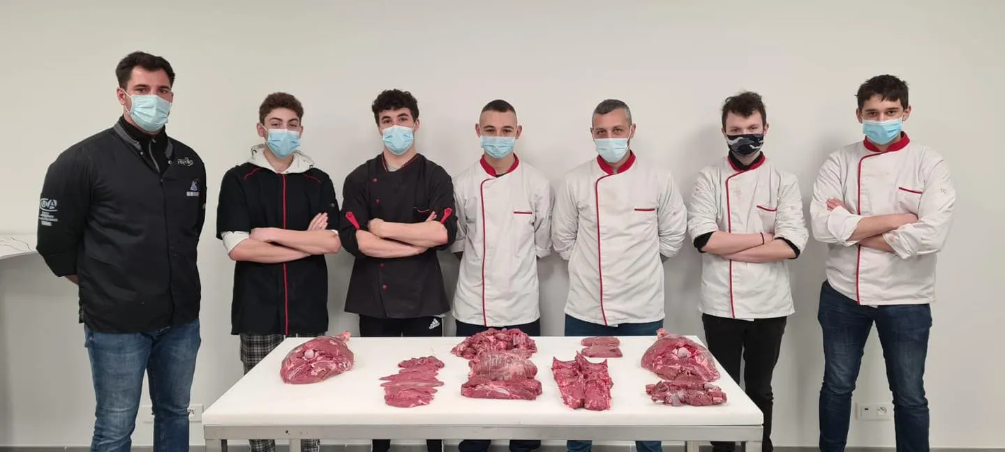 Aveyron : les apprentis bouchers s’entrainent sur de la viande de gibier offerte