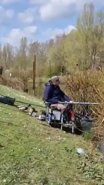 un canard vole les appâts