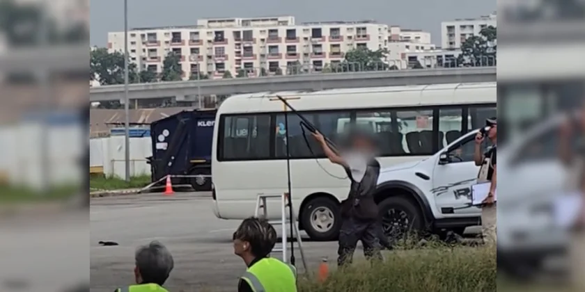 [Vidéo] Dans les rues de Singapour, des tireurs organisent la régulation des corvidés