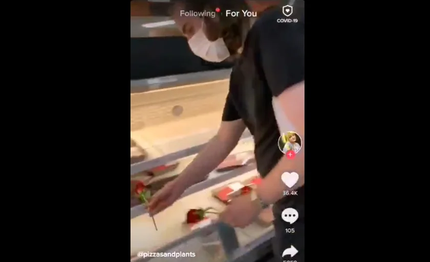 [Vidéo] des vegans déposent des fleurs sur des morceaux de viande au supermarché