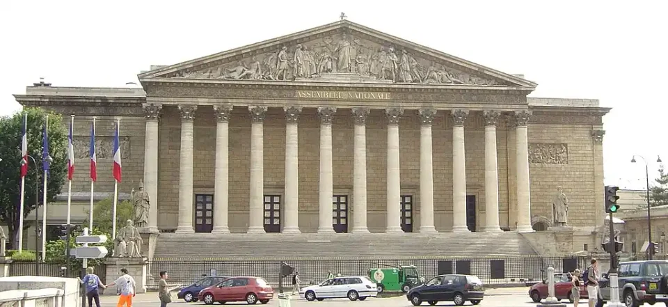 [Vidéo] Accrochage tendu entre des agriculteurs et une chamane devant l’Assemblée Nationale