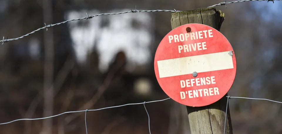 [Vidéo] Des randonneurs surpris de se voir refuser l’accès des chemins privés suite à la loi sur l’engrillagement