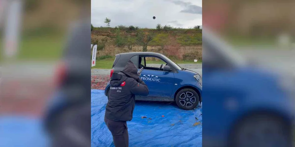Raniero Testa tire un plateau à travers une voiture