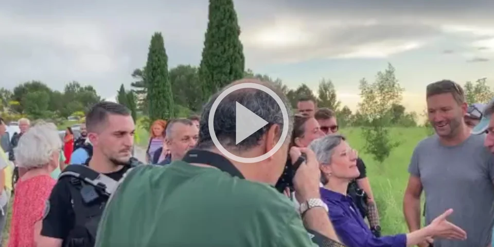 [Vidéo] « Va faire la soupe sal*** » : déplacement difficile dans l’Aude pour les écologistes Sandrine Rousseau et Marine Tondelier