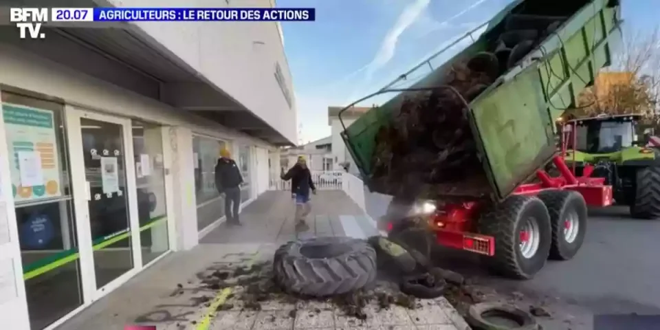 Agriculteurs devant le crédit agricole d'Agen