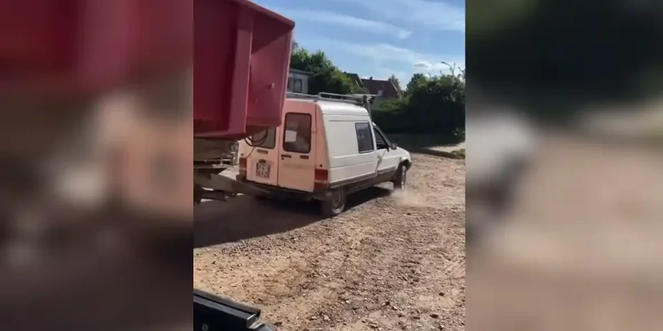 c15 tracte une benne