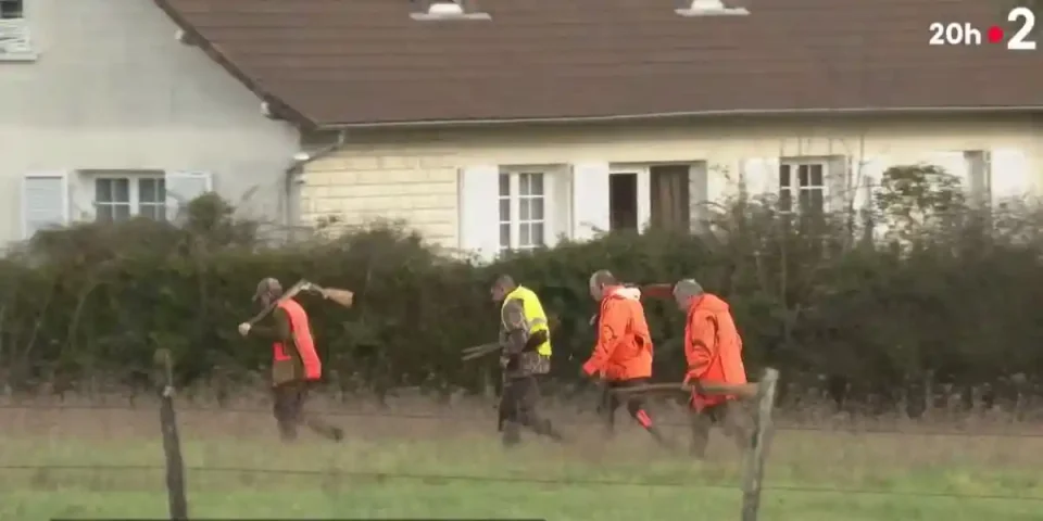 chasseurs de la Vienne près des maisons