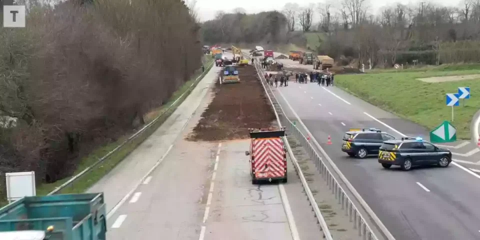 les agriculteurs sèment une prairie sur une route nationale