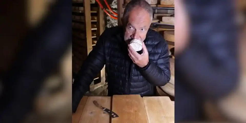 un affineur teste le fromage végan