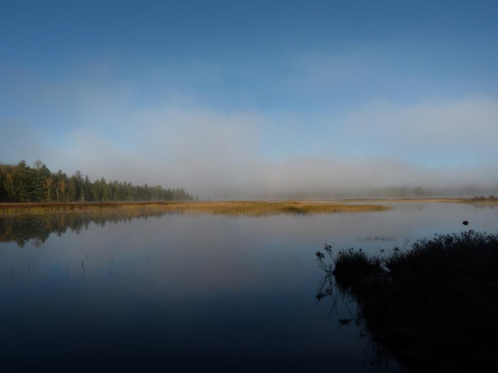 Sublime lac perdu dans la brume