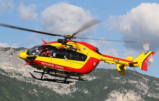 Un chasseur hélitreuillé après une chute de mirador