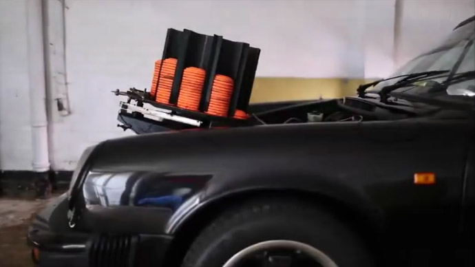 Vidéo : il fait un ball-trap depuis une Porsche !