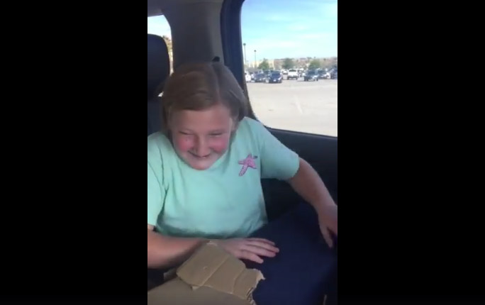 Vidéo : la joie d’une adolescente à qui l’on offre son premier fusil