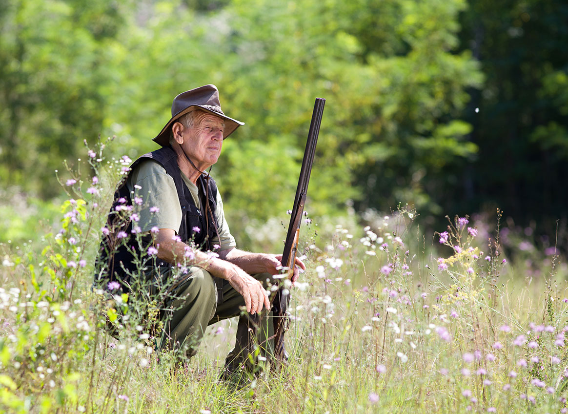 Des agresseurs rouent de coups un chasseur de 75 ans et lui volent son fusil