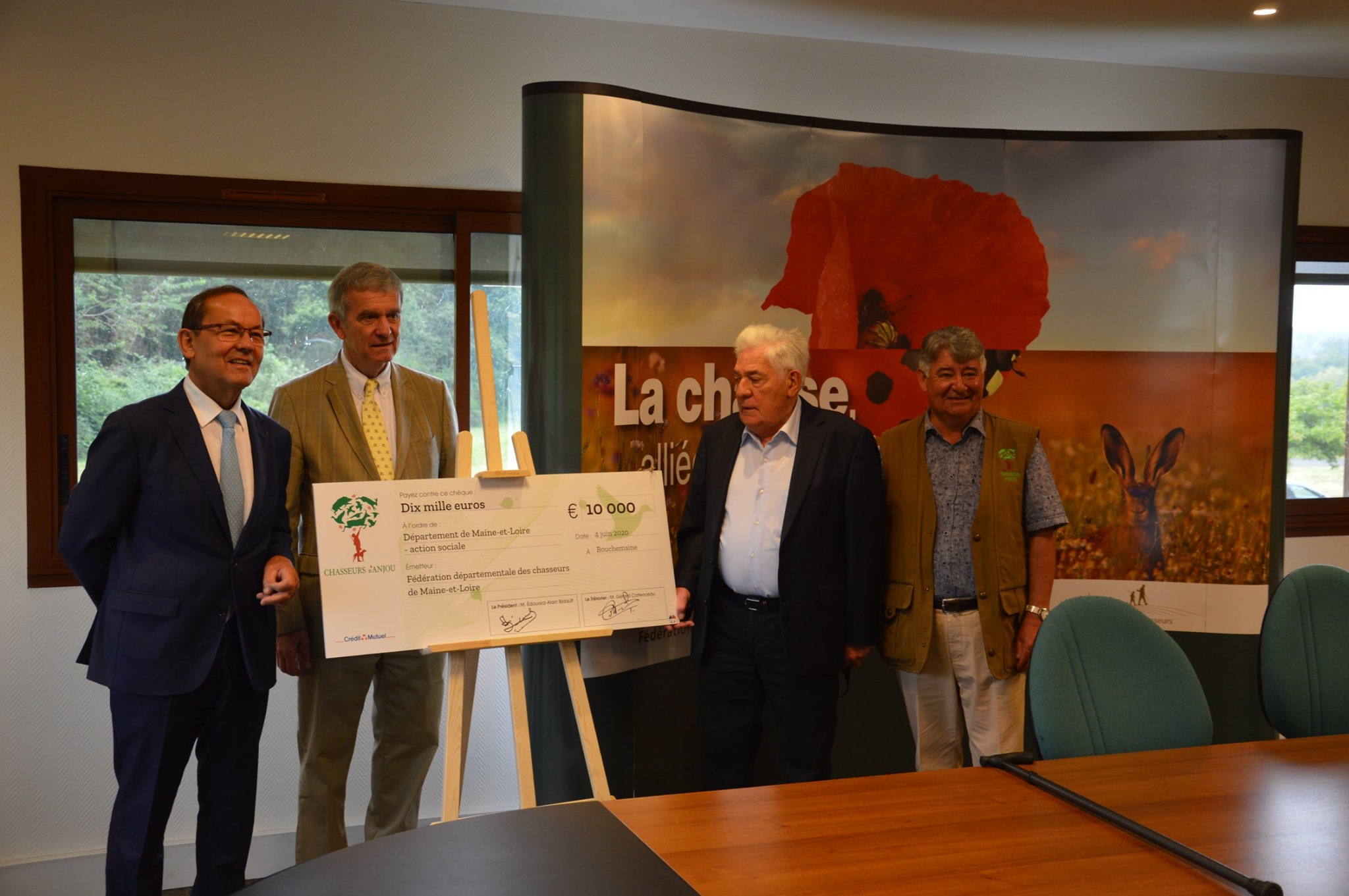 La Fédération des chasseurs du Maine-et-Loire fait un don de 10 000 € pour la santé.