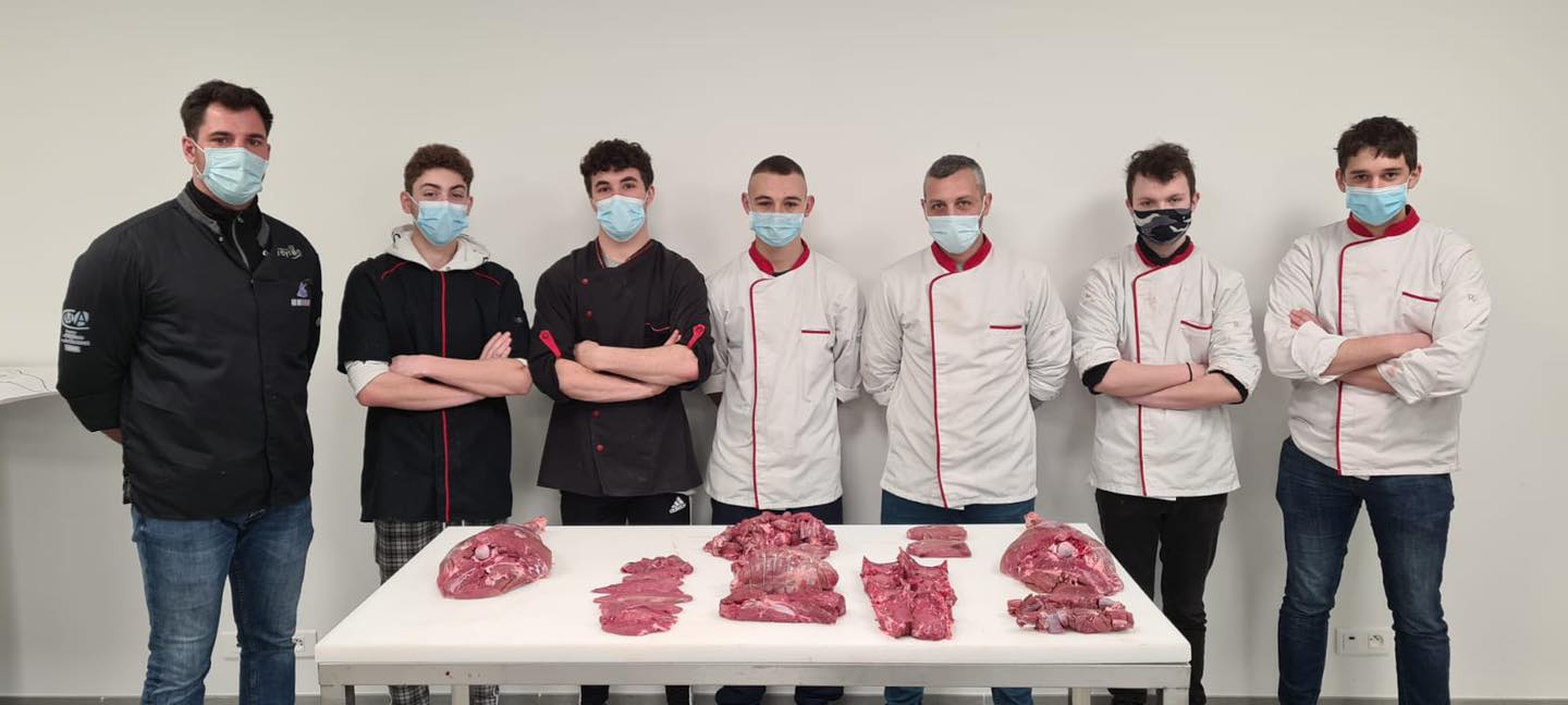 Aveyron : les apprentis bouchers s’entrainent sur de la viande de gibier offerte