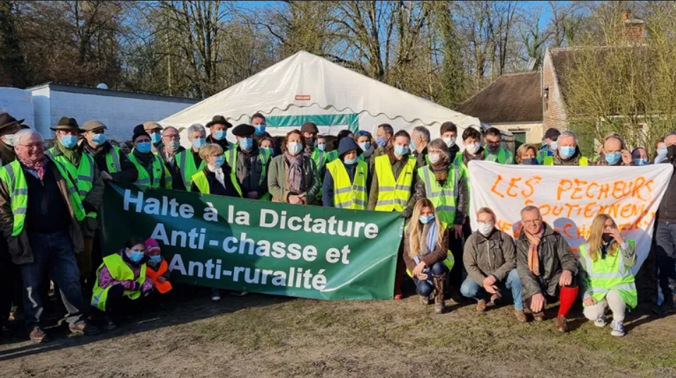 Près de 200 personnes en forêt pour défendre la chasse à courre