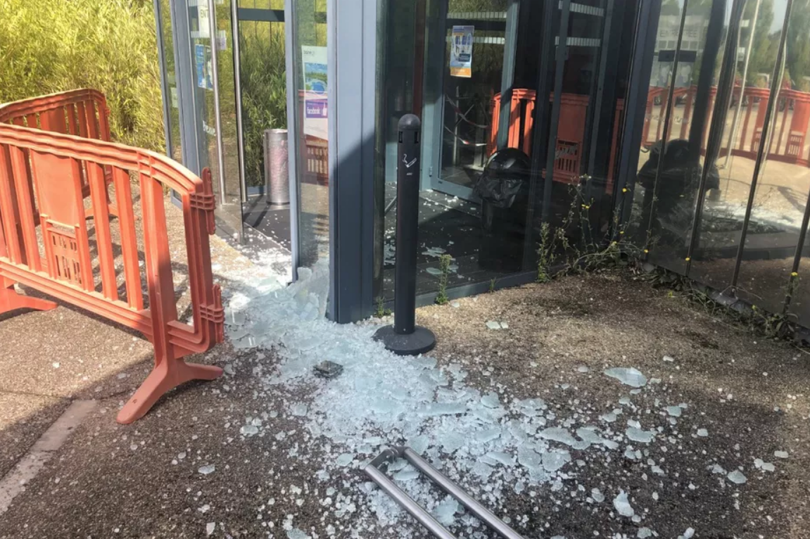 Un sanglier détruit la porte d’un hall de piscine dans le Cher