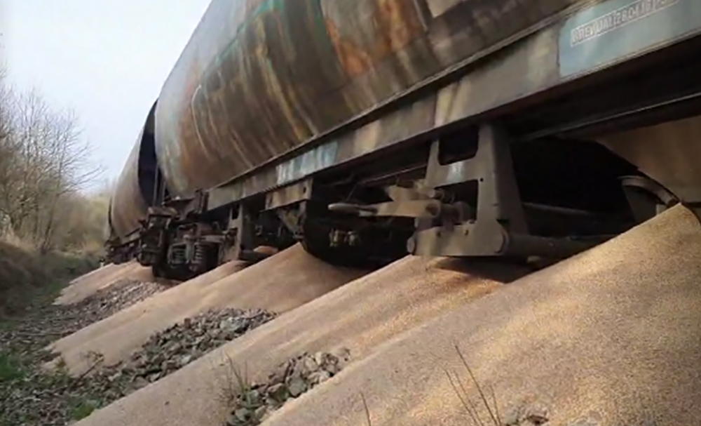 Des militants voulant mener une action contre « l’agro-industrie » déversent des tonnes de blé au sol
