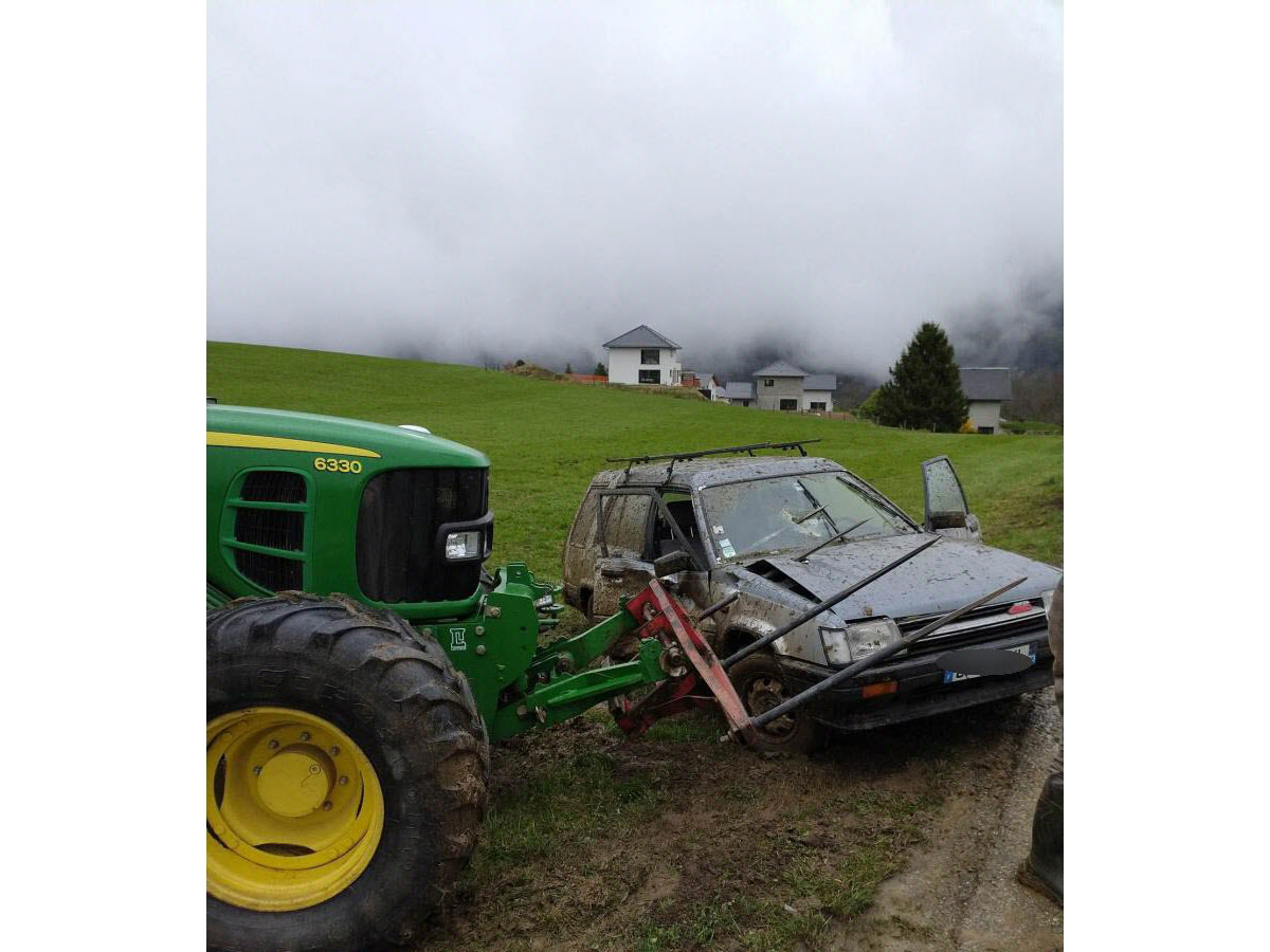 Un agriculteur embroche la voiture qui faisait du rodéo dans son champ