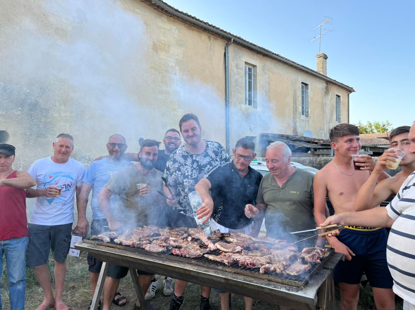 Incendies en Gironde : les chasseurs servent des repas aux pompiers