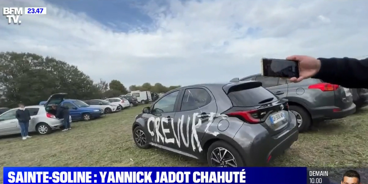 La voiture de Yannick Jadot vandalisée par les écologistes lors des manifestations dans les Deux-Sèvres
