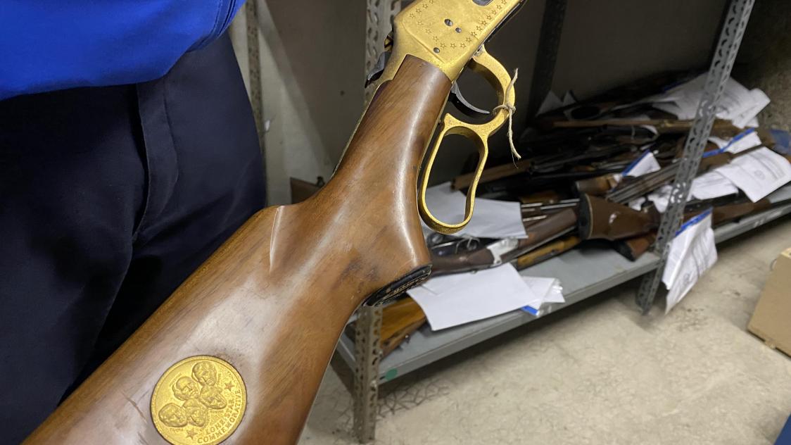 Incroyable : Une carabine Winchester plaquée or de collection abandonnée dans une gendarmerie