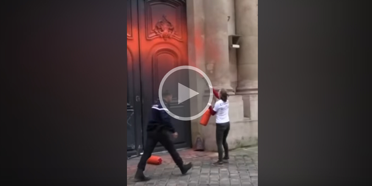 [Vidéo] Des militants écologistes ont jeté de la peinture sur Matignon