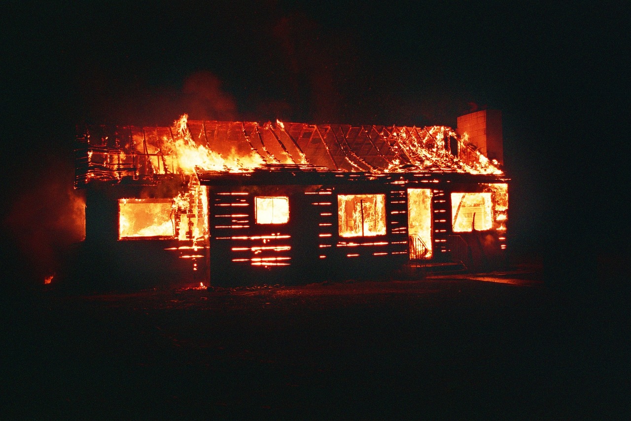 cabane de chasse incendiée