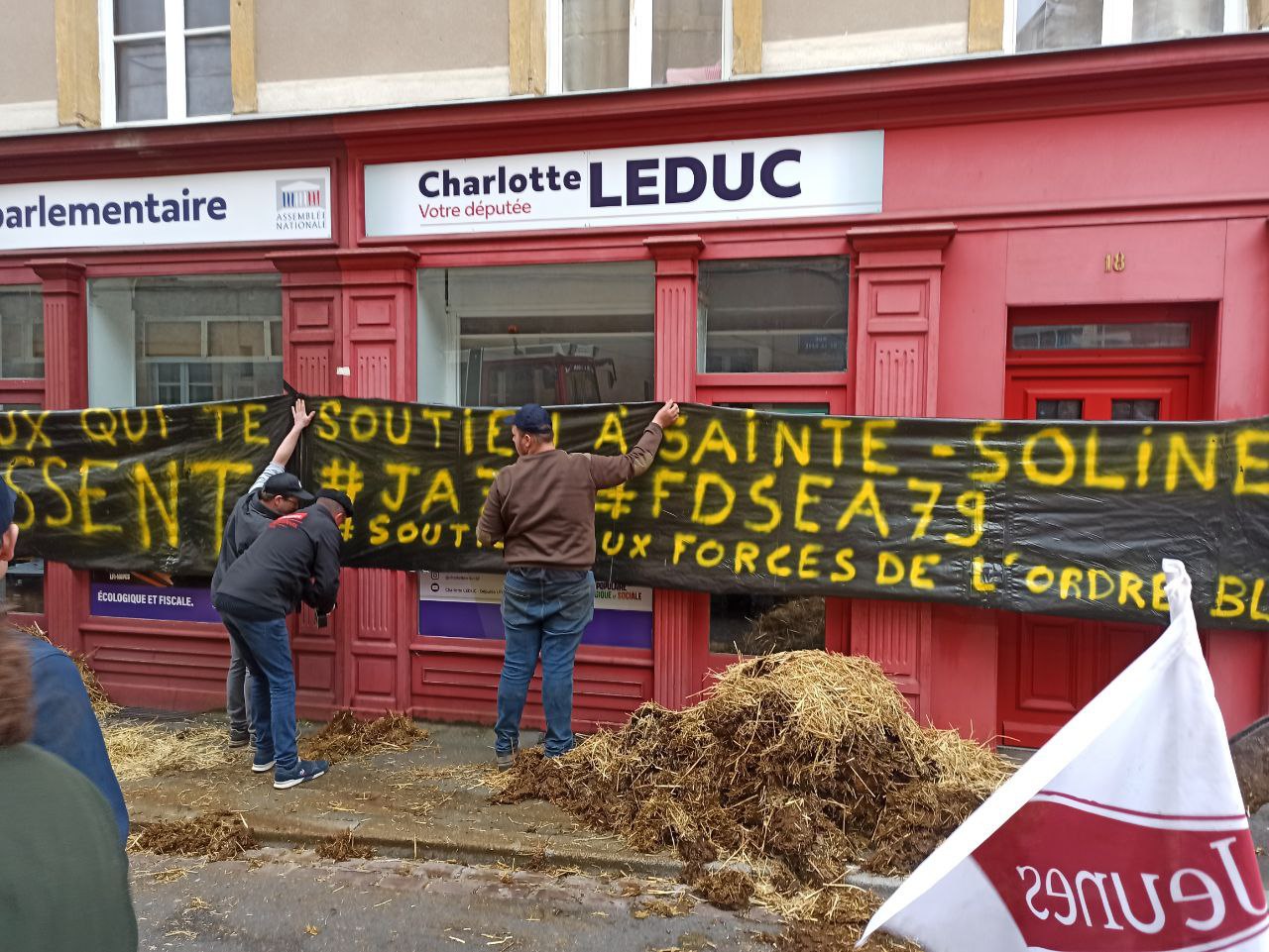 Les agriculteurs déposent du fumier devant la permanence d’une élue NUPES en Moselle