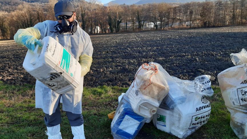 Un agriculteur condamné après avoir jeté des bidons de pesticides en pleine nature