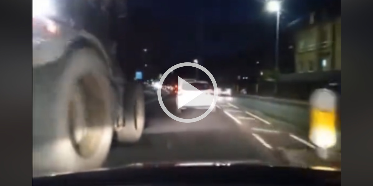 [Vidéo] Un automobiliste essaie de forcer le passage face à un tracteur et manque de se faire pulvériser