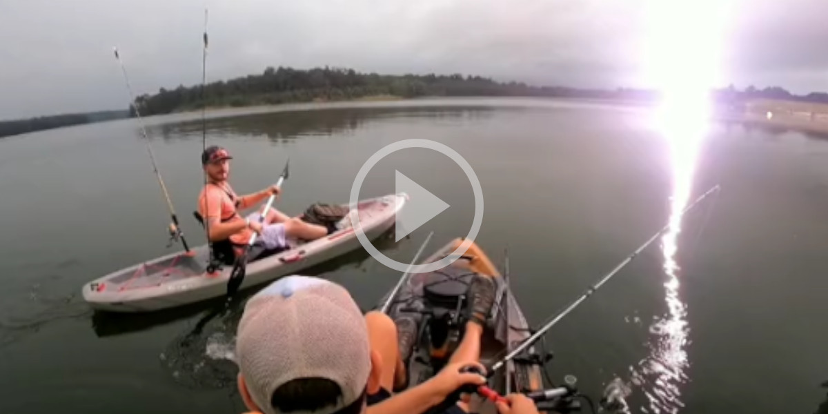 [Vidéo] Deux pêcheurs voient la foudre s’abattre sur eux et cèdent à la panique