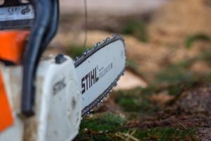 un homme attaque des chasseurs à la tronçonneuse