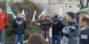 les agriculteurs manifestent devant l'OFB à Coutances