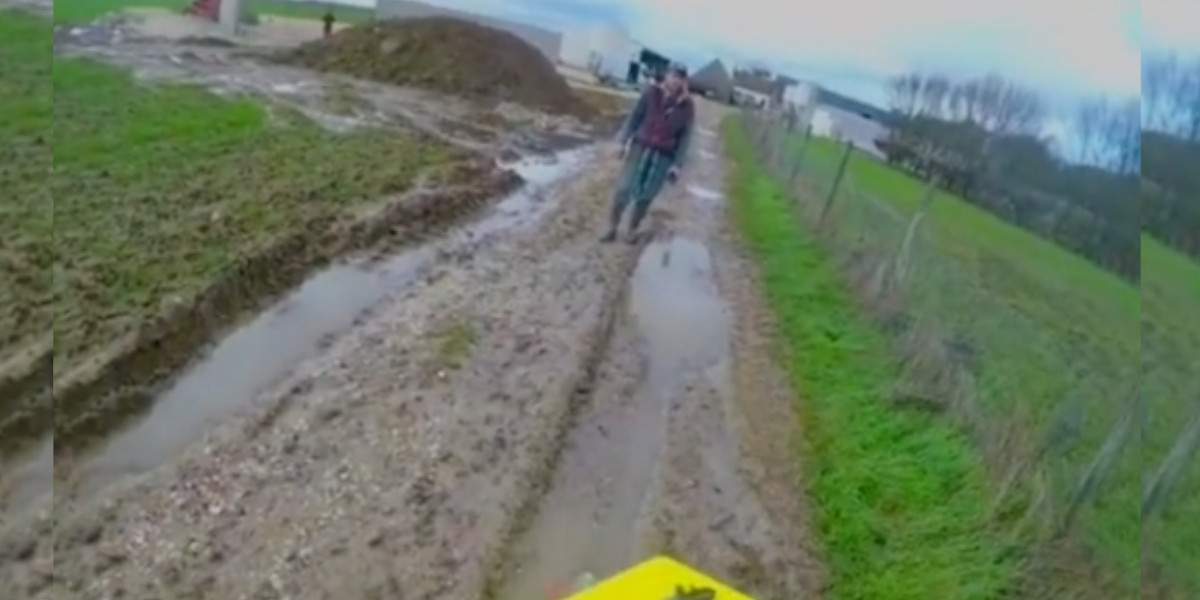 [Vidéo] Un agriculteur attrape un motard sur un chemin de terre mais la suite est surprenante